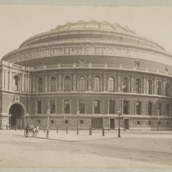 Exterieur_van_de_Royal_Albert_Hall_in_Londen,_RP-F-F01134-Q